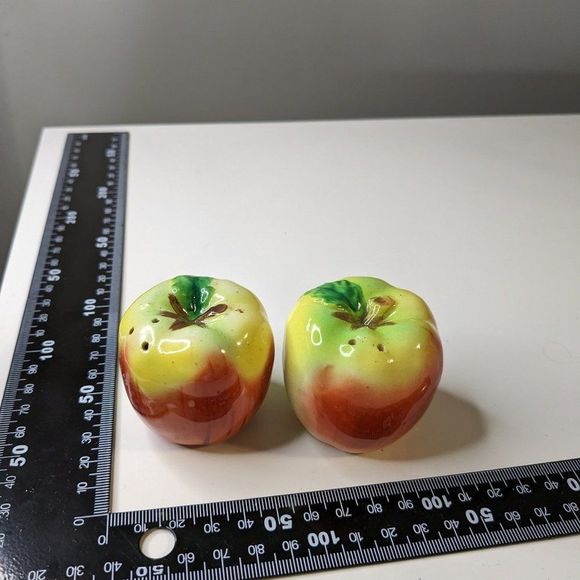 Apple Shaped Salt and Pepper Shaker Made in Japan - Picture 5 of 14